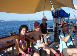 Mylène, Nicolas, Maryon et Bertrand en vue de l’île de Ponza 
