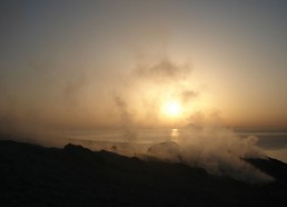 Coucher de soleil avec fumeroles de souffre au premier plan…