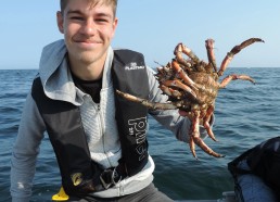 Corentin pose avec une araignée