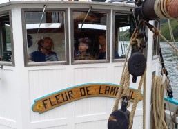 Emiliano à la barre avec Clothilde et Greg