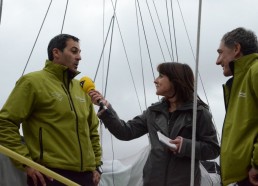 Les skippers de Team Plastique au micro de Virginie Valentini pour I-Télé