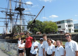 Tout le monde pose devant l’Hermione