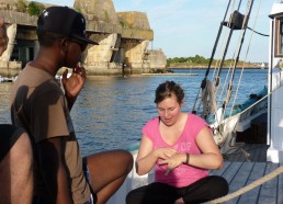 Sianna apprend la langue des signes à Naïm