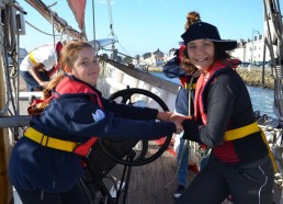 Marion et Nancy hissent la grande voile