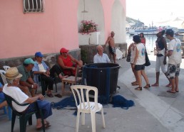 Les matelots à la rencontre de pêcheurs à Procida 