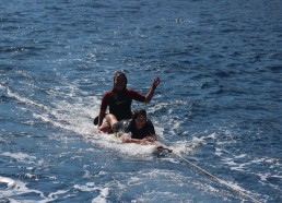 Aziliz et Charlotte font un petit tour de planche tractée