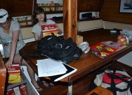 Ludivine et Chloé se chargent de ranger les courses dans le bateau