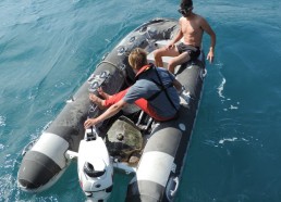 Jean-Baptiste et Thomas s’éloignent du bateau pour relâcher Gaïa