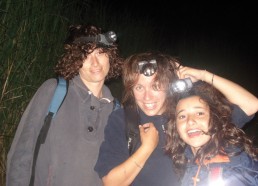Nathalie, Flore et Thiziri dans la descente du volcan