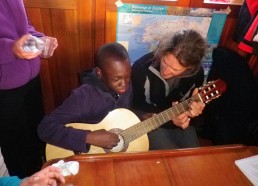 Mick assure à la guitare