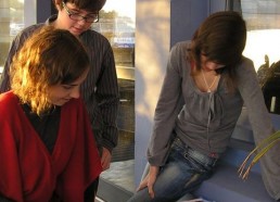 Les matelots en pleine lecture des carnets de bord des hôpitaux