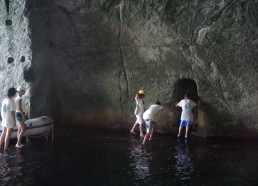 Les matelots visitent les grottes de Ponza 