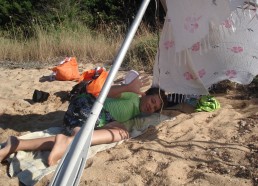 Alexandre se repose à la plage 
