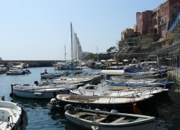 Le vieux port de l’île de Ventotene, taillé dans la roche par les romains