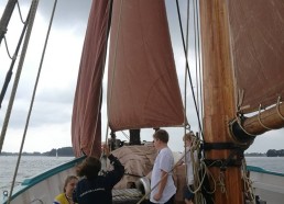 Ilina et Clothilde hissent le foc