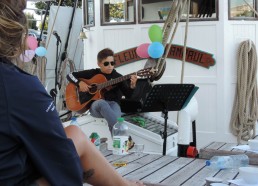 Elias à la guitare