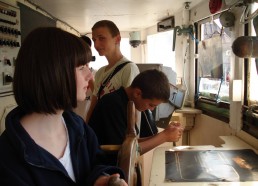 Les matelots visitent les bateaux du Port-musée