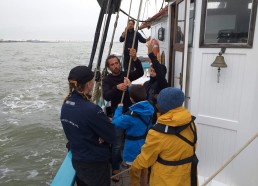 Premier levé de voiles pour les matelots en compagnie des marins