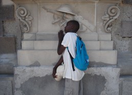 Seydy devant le monument des combattants contre le fascisme