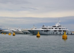 Les gigantesques yachts du port d’Antibes