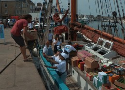 L’avitaillement est arrivé, le bateau va déborder de nourriture