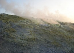 Les fumeroles de souffre du volcan de « la Fossa »…