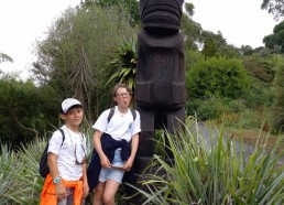 Maewenn et Emiliano devant le Totem