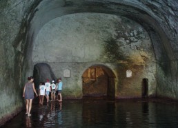 Les matelots visitent les grottes de Ponza 