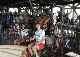 Amandine, Maëlle, Aaliyah, Alwena aux commandes d’une drôle de machine