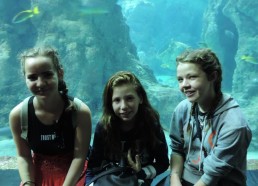 Léna, Kenza et Emma devant un bassin du pavillon tropical