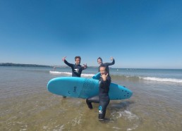 Camille, clothilde et Léo ont fini la séance de surf