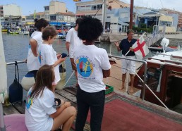 Sur le pont, Alain commence la présentation de l’Aquabelle