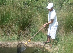 Pierre à la pêche à l’épuisette