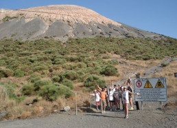 Les matelots au pied du volcan de « la Fossa » sur l’île de Vulcano