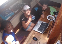 Cynthia, Maryon et Alexandre écrivent un carnet de bord 