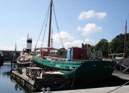 Les matelots visitent les bateaux du Port-musée