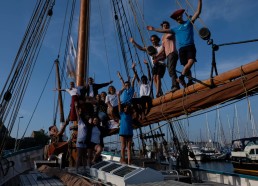 Avec Léna (matelote 2016) et la mairesse de St Malo sur la baume du bateau