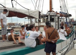 Ludivine et Aziliz répondent à un visiteur curieux du bateau et surtout de l’association