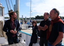 Greg et la famille Bescond (Pierre, fils de François) qui retrouvent le bateau avec émotion