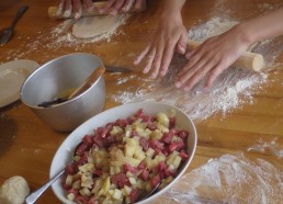 La garniture: oignons, bavette et pommes de terre