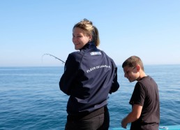 Sarah enseigne l’art de la pêche à Mathéo