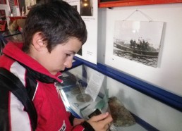 Kévin captivé dans le musée de la SNSM de l’île de Sein