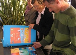 Philippe et Brigitte, membres de l’association des Matelots de la Vie regardent les carnet de bord