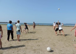 Un mélange de volleyball et de foot