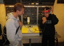 Mickaël et Régis dans le poste des communication d’un sous-marin