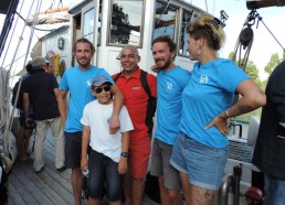 Elias offre aux marins leurs T-shirts