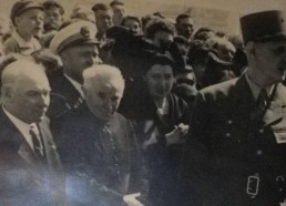 Charles De Gaule rend hommage aux sénans à la fin de la 2ème Guerre mondiale