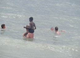 Loic, Idrissa, Louis, Laurent et Grégoire jouent dans la mer