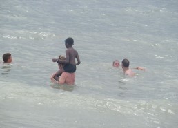 Loic, Idrissa, Louis, Laurent et Grégoire jouent dans la mer