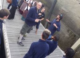 Les matelots accueillent les jeunes du Cercle Celtique de Concarneau